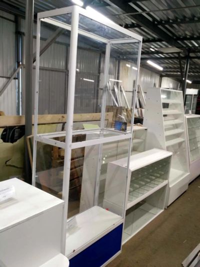 Лот: 13683515. Фото: 1. Витрина из алюм. профиля со стеклом... Торговое