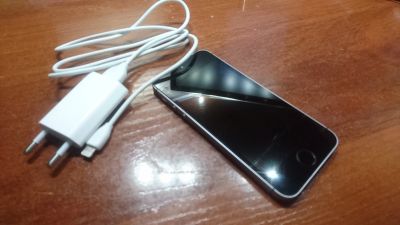 Лот: 15071244. Фото: 1. Iphone SE 32gb ориг. Смартфоны