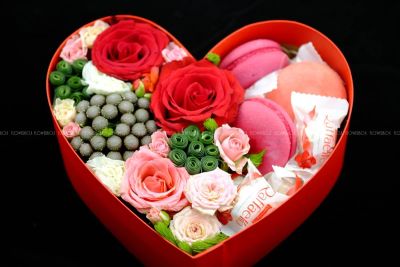 Лот: 7185397. Фото: 1. FlowerBox с макарунами (Роза... Другое (цветы, букеты)