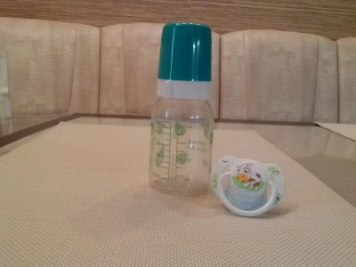 Лот: 5377552. Фото: 1. бутылочка с подарком. Всё для кормления