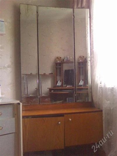 Лот: 1259118. Фото: 1. Трюмо с зеркалом на ножках. Другое (мебель)