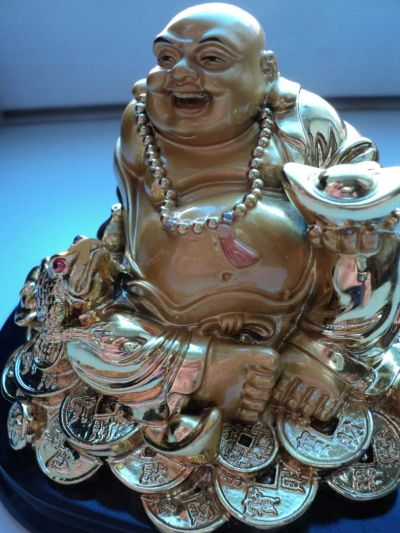 Лот: 5487553. Фото: 1. Будда Хотей сидит на монетах... Талисманы, амулеты, предметы для магии