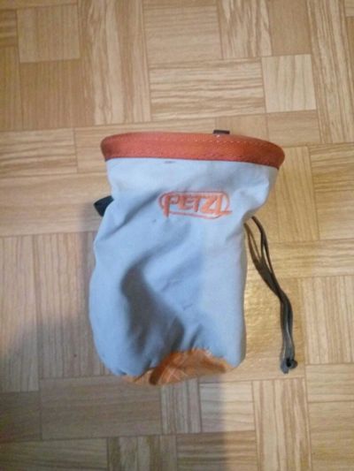 Лот: 10530301. Фото: 1. Мешочек для магнезии Petzl. Альпинизм и скалолазание