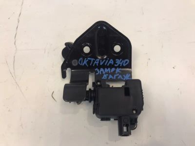 Лот: 21708096. Фото: 1. замок багажника Skoda Octavia... Двигатель и элементы двигателя