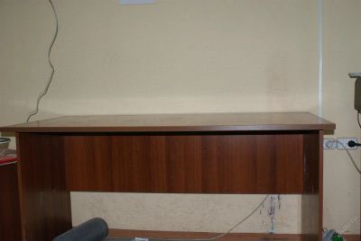 Лот: 3824215. Фото: 1. Офисный стол с повреждением. Другое (офисная мебель и домашние кабинеты)