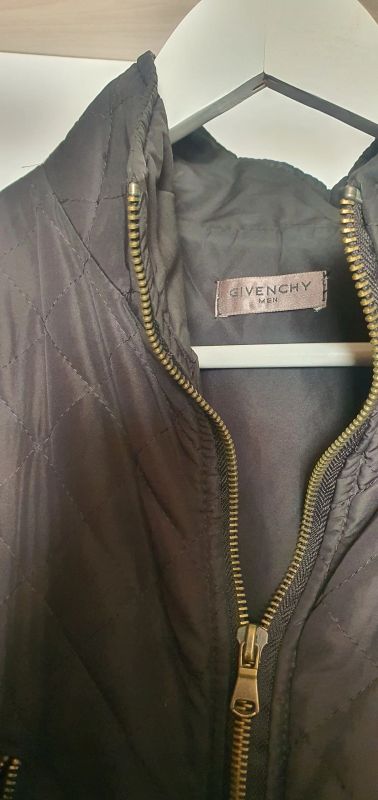 Лот: 18774211. Фото: 1. Жилетка Givenchy. Верхняя одежда