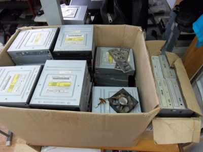 Лот: 10039005. Фото: 1. 80 шт DVD IDЕ, приводов почти... Приводы CD, DVD, BR, FDD