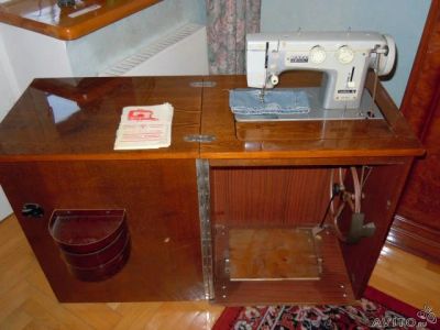 Лот: 3258956. Фото: 1. Швейная машина в тумбе. Швейная, вязальная