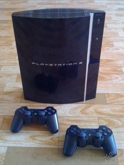Лот: 101875. Фото: 1. PlayStation 3 с двумя беспроводными... Игровые приставки, консоли