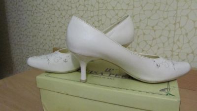 Лот: 3585277. Фото: 1. Туфли женские белые, с вышивкой... Другое (свадебная мода)