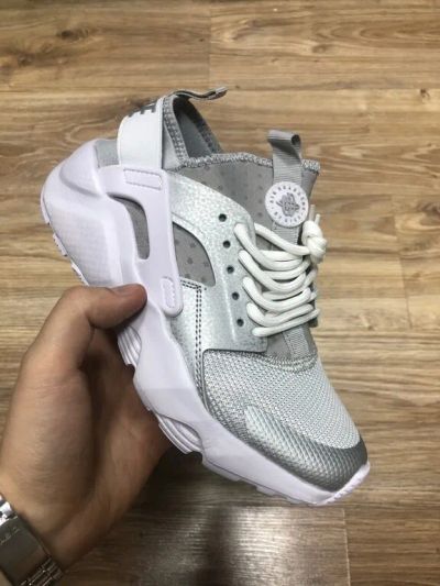 Лот: 20013596. Фото: 1. Кроссовки Nike huarache silver. Кеды, кроссовки, слипоны