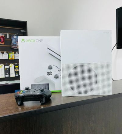 Лот: 16841785. Фото: 1. Xbox One S 500Gb Гарантия. Игровые приставки, консоли