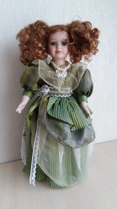 Лот: 16395654. Фото: 1. Кукла фарфор на подставке. Авторские куклы, игрушки, поделки