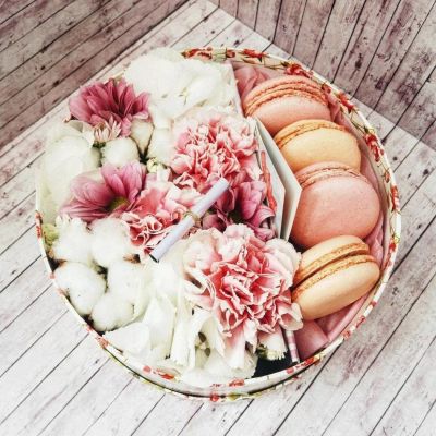 Лот: 10346004. Фото: 1. Цветы в коробке с хлопком и макарунами... Свежие цветы