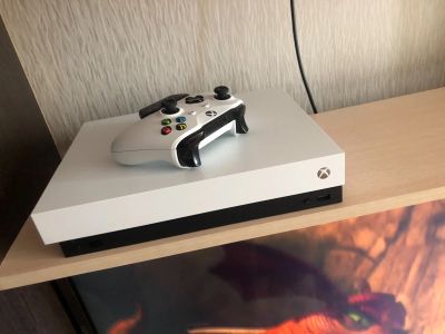 Лот: 17787785. Фото: 1. Xbox One X 1Tb из ограниченной... Игровые приставки, консоли