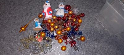 Лот: 20089332. Фото: 1. Елочные новогодние игрушки в контейнере. Гирлянды, шарики, новогодние аксессуары