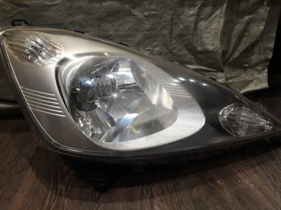 Лот: 24695709. Фото: 1. Фара правая Honda Fit. Оптика и освещение