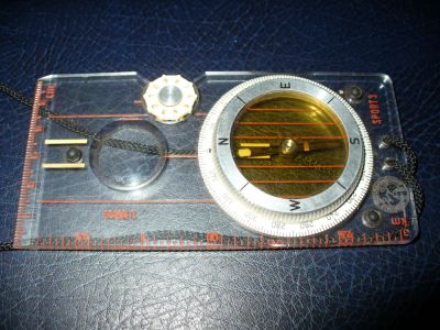 Лот: 9353783. Фото: 1. Новенький немецкий компас, с лупой... Инструмент и аксессуары для туризма