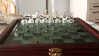 Лот: 5459524. Фото: 1. Шахматы Стеклянные в деревянном... Сувенирные наборы