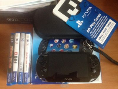 Лот: 10482160. Фото: 1. PlayStation Vita + набор игр... Игровые приставки, консоли