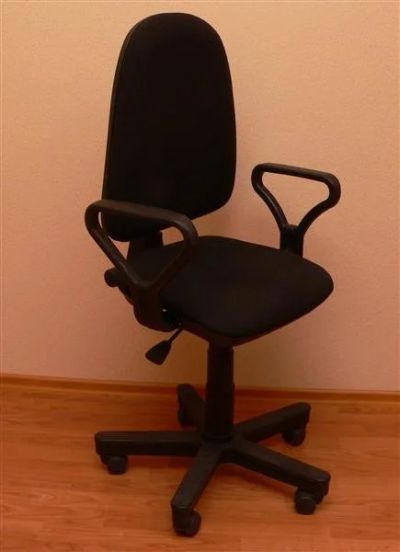 Лот: 532055. Фото: 1. офисный стул на колёсах с подлокотниками. Другое (офисная мебель и домашние кабинеты)