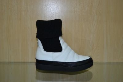 Лот: 6342977. Фото: 1. Белые ботиночки с чёрным отворотом... Ботинки, полуботинки