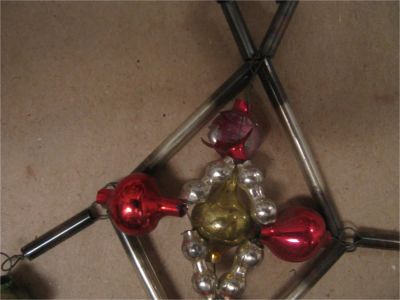 Лот: 6802128. Фото: 1. узор из стеклянных бус на ёлку... Гирлянды, шарики, новогодние аксессуары