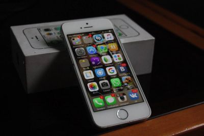 Лот: 6304093. Фото: 1. iPhone 5s silver 16gb. Смартфоны