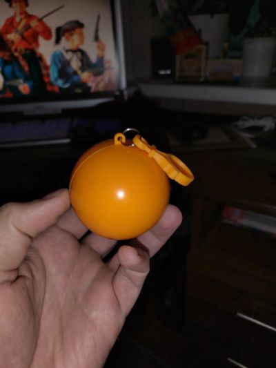 Лот: 25889874. Фото: 1. Дождевик в капсуле (Брелок). Брелоки для ключей