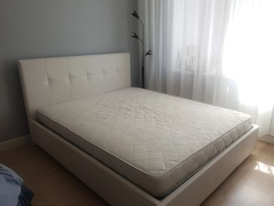 Лот: 13984310. Фото: 1. Кровать 160×200 б/у белая экокожа... Кровати