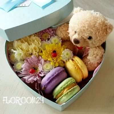 Лот: 7771381. Фото: 1. Цветочная коробочка с макаронс... Свежие цветы