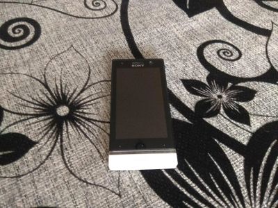 Лот: 11088577. Фото: 1. Смартфон Sony Xperia U (белый). Смартфоны