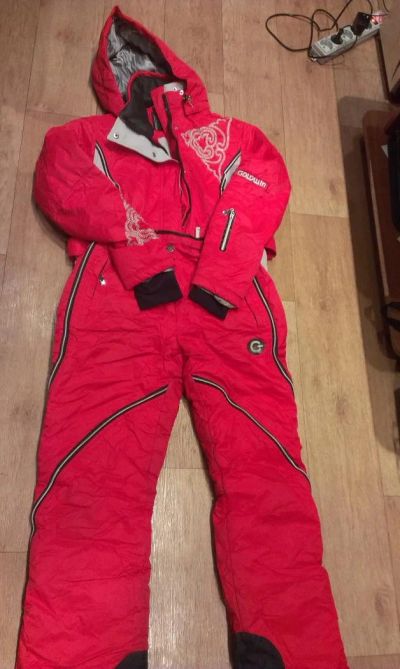 Лот: 4620892. Фото: 1. красный лыжный костюм. Костюмы