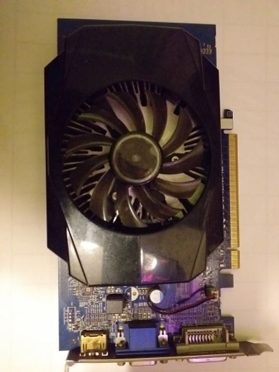 Лот: 15421470. Фото: 1. Radeon HD6570. Видеокарты