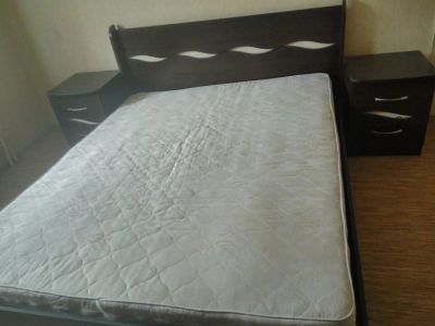 Лот: 10093801. Фото: 1. Продам кровать с матрасом, 2 тумбочки... Спальные гарнитуры