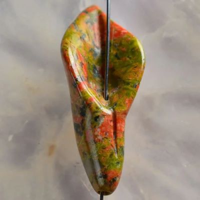 Лот: 9781272. Фото: 1. 38x15x10 мм унакит резная бусина... Драгоценные и поделочные камни