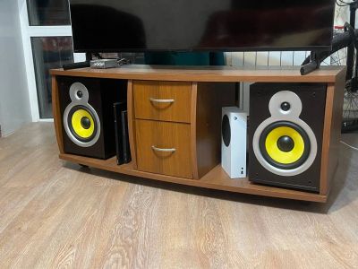 Лот: 25885257. Фото: 1. Тумба под телевизор на колесиках. Стойки и тумбы для аппаратуры