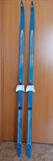 Лот: 16511364. Фото: 1. Лыжи беговые 175 см с палками. Лыжи