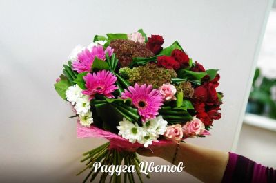 Лот: 6705735. Фото: 1. Фирменный букет от Радуги Цветов... Свежие цветы