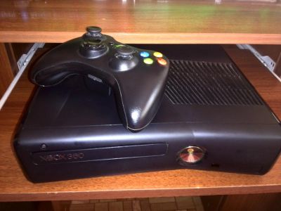 Лот: 5475480. Фото: 1. Xbox360 slim, 250GB,18 игр на... Игровые приставки, консоли