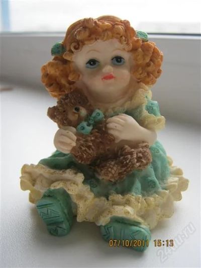 Лот: 1334311. Фото: 1. Форфоровая милая девочка с мишкой... Фигурки, статуэтки