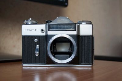 Лот: 8789824. Фото: 1. камера Zenit-E и объектив Гелиос-44-2... Плёночные зеркальные