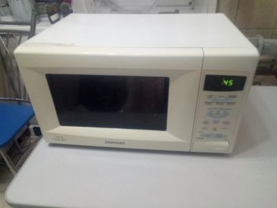 Лот: 17423689. Фото: 1. Микроволновка Samsung с грилем... Микроволновки, мини-печи