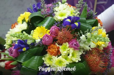 Лот: 6781690. Фото: 1. Фирменный букет от Радуги Цветов... Свежие цветы