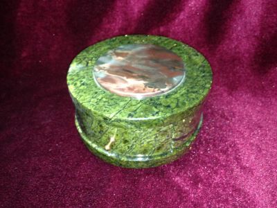 Лот: 8333174. Фото: 1. Шкатулка из змеевика "Комод". Шкатулки