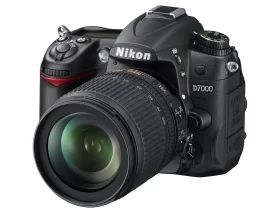 Лот: 7110864. Фото: 1. Nikon D7000 объектив 18-105, вспышка... Цифровые зеркальные