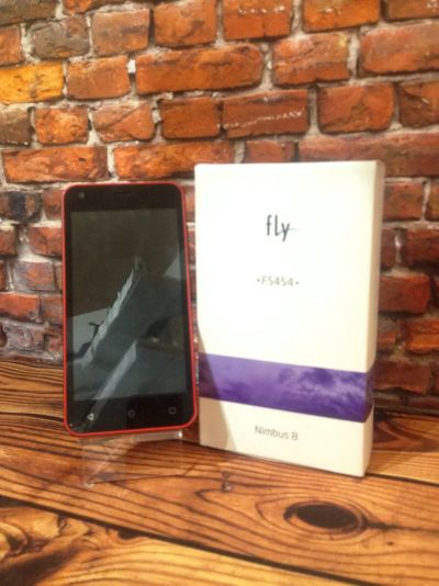 Лот: 11521183. Фото: 1. Смартфон Fly FS454 Nimbus 8. Смартфоны