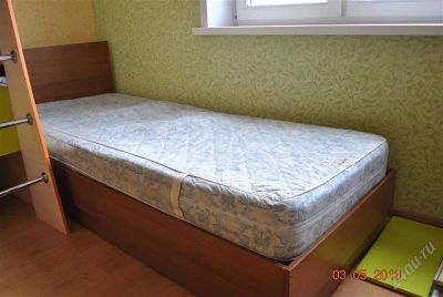Лот: 2768539. Фото: 1. Кровать односпальная ДСП с матрасом1. Кровати