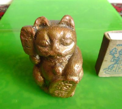 Лот: 25124873. Фото: 1. Сувенир Кот золотой с иероглифами. Фигурки, статуэтки