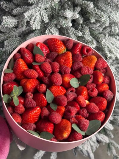 Лот: 16698153. Фото: 1. Вкусный ягодный подарок на Новый... Другое (цветы, букеты)